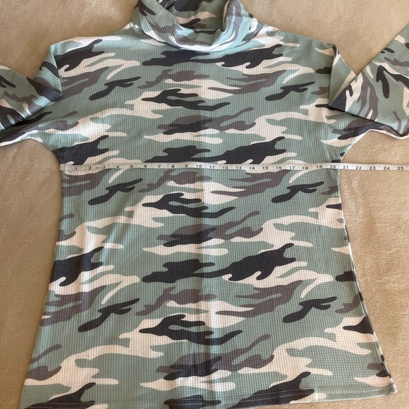Camouflage Longsleeve Relaxed Turtleneck - Size M - Picture 8 of 11